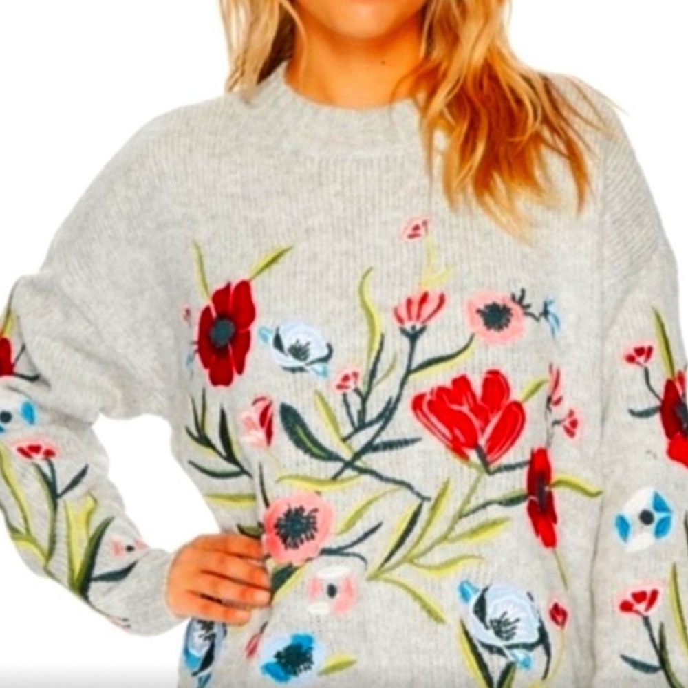 ROMEO & JULIET COUTURE Large Embroidered Floral Knit Oversized  Sweater Gray